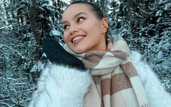 Sretna i nasmijana djevojka