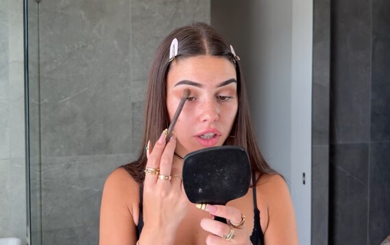 Leah Halton se šminka