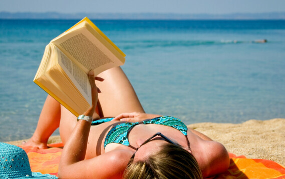 Čitanje knjige na plaži
