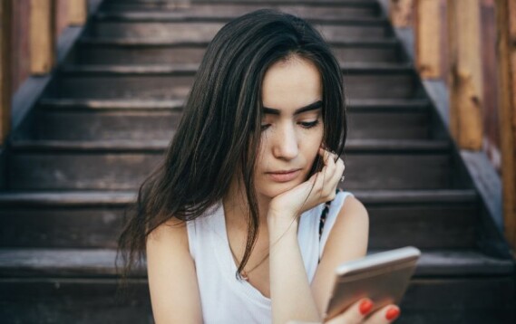 Tužna djevojka s mobitelom