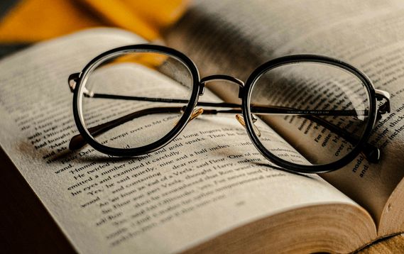 Naočale na knjizi