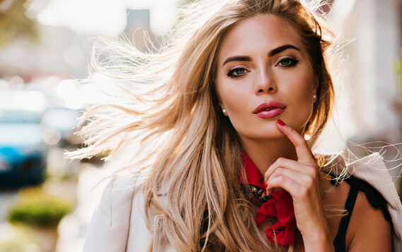 Samopouzdana lijepa djevojka