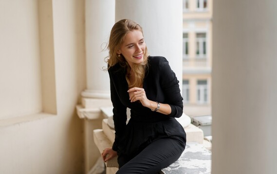 Žena u crnom outfitu