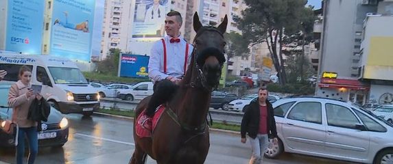 Berto Pletikosić na maturalnu došao na konju (Foto: Dnevnik.hr) - 3