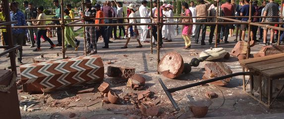 U oluji oštećena dva tornja na ulazu u Taj Mahal (Foto: AFP)