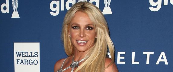 Britney Spears u gaf haljini koja ne laska figuri - 4