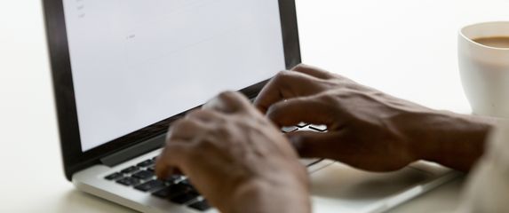 Pisanje maila (Foto: Thinkstock)