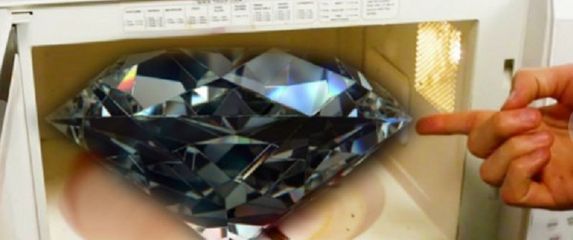 Znanstvenici sada dijamante mogu napraviti u mikrovalnoj pećnici (Screenshot YouTubea)