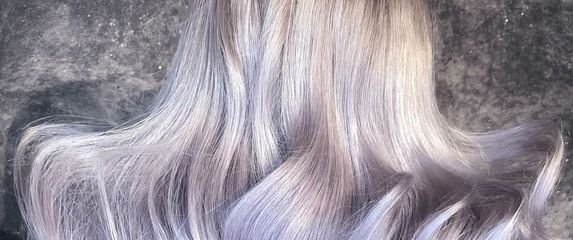 Kombinacija sive i boje lavdande novi je trend u bojenju kose