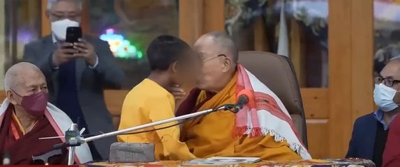 Dalaj Lama šokirao ponašanjem na snimci - 2