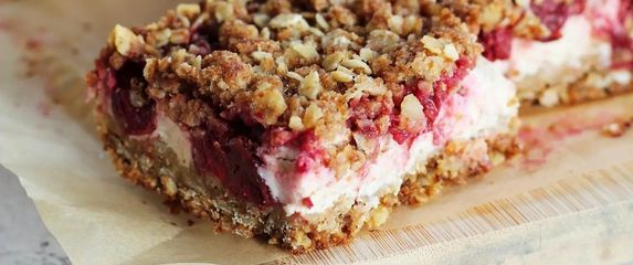 Crumble s višnjama i grčkim jogurtom