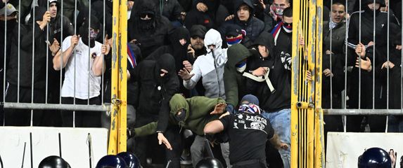 Navijači Hajduka probili ogradu i upali na teren