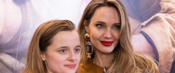 Angelina Jolie i Vivienne na premijeri mjuzikla The Outsiders