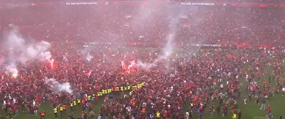 Navijači Bayer Leverkusena upali na travnjak