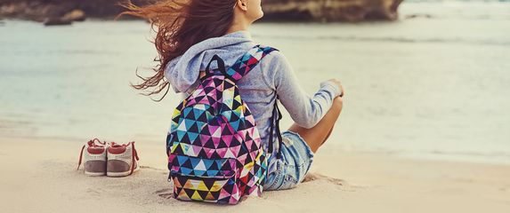 Djevojka sama na plaži