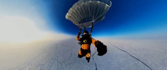 Skok padobranom iznad Sjevernog pola