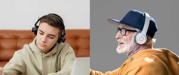 Mladić i starac kako slušaju glazbu na slušalice