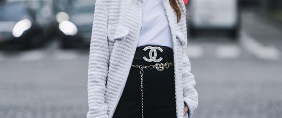 Bijela majica dio je raznih kombinacija