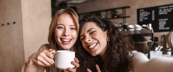 Prijateljice na kavi