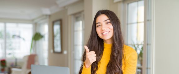 Djevojka za laptopom