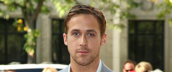 Ryan Gosling u odijelu bez kravate