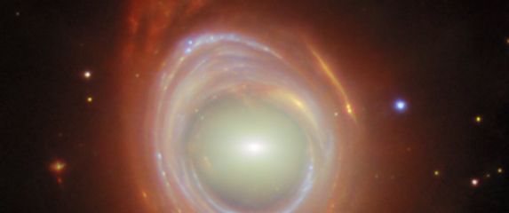 Fenomen Einsteinovog prstena koji se javlja kad se bliža i udaljena galaksija savršeno poravnaju