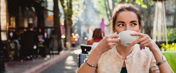 Kava na terasi kafića