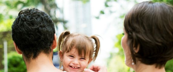 Djeca se nakon rođenja obično prezivaju po ocu