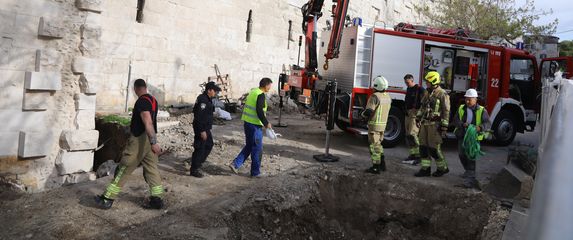 Kameni blok pao na radnika u Splitu - 7