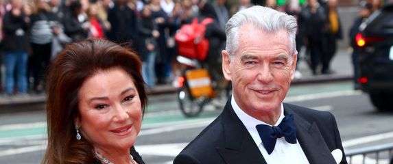 Pierce Brosnan sa suprugom Keely Shaye Smith na premijeri predstave