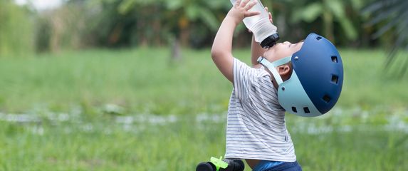 Dijete pije, ilustracija