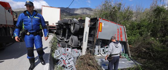Kamionska prikolica puna boca prevrnula se na uskoj cesti za Korešnicu