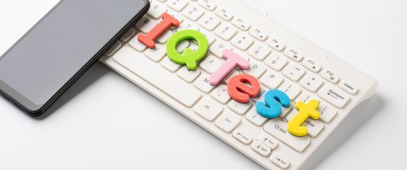Mobitel na tipkovnici uz natpis IQ test