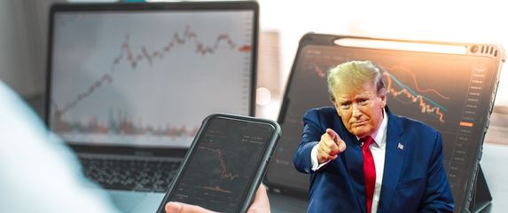 Padajući grafovi financijskih tržišta i Donald Trump kako pokazuje prstom