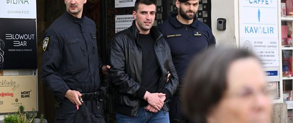 Privođenje na Trgu bana Jelačića - 5