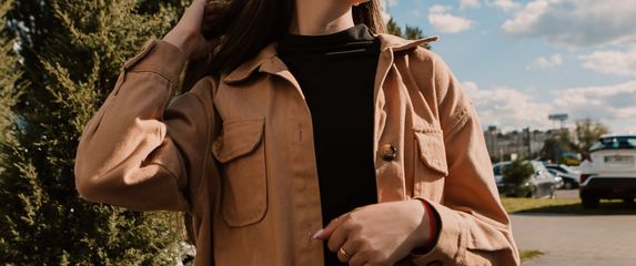 Žena u proljetnoj jakni