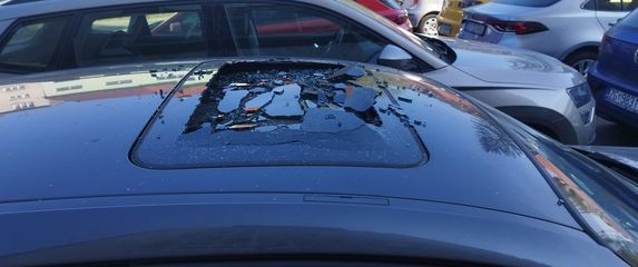 Razbijen auto kod nebodera u Ozaljskoj - 5