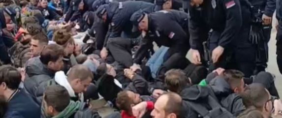 Studenti su blokirali autobuse koji su se iz Novog Pazara zaputili na veliki skup u Beogradu