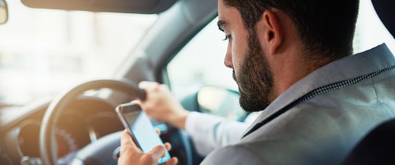 Muškarac s mobitelom u vožnji, ilustracija