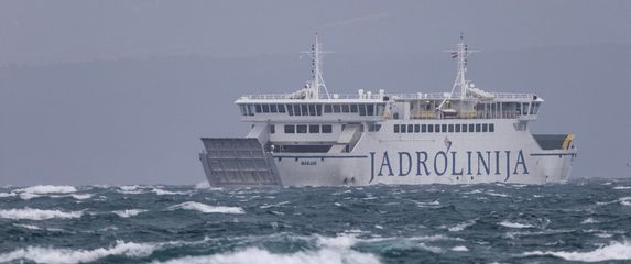 Trajekt prolazi kroz jake valove, ilustracija