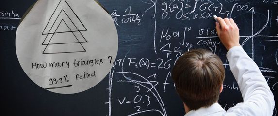 Matematičar koji piše po ploči i zagonetka s tri trokuta
