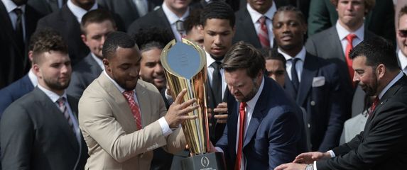 J. D. Vance tijekom ceremonije ispred Bijele kuće ispustio trofej