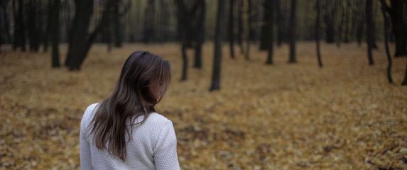 Djevojci netko nedostaje