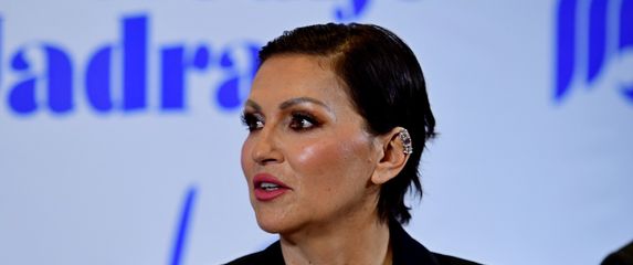 Nina Badrić u Saint Laurent štiklama na predstavljanju Melodija Jadrana 2025. - 5
