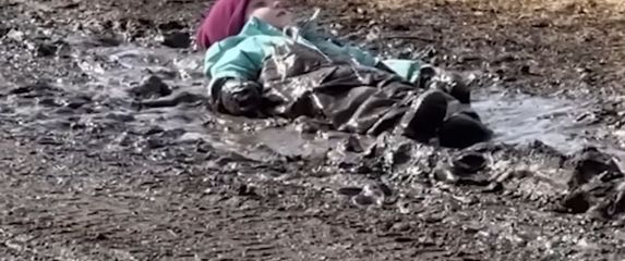 Djevojčica u blatu