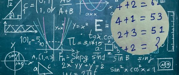 Ploča s matematičkim formulama i mozgalica