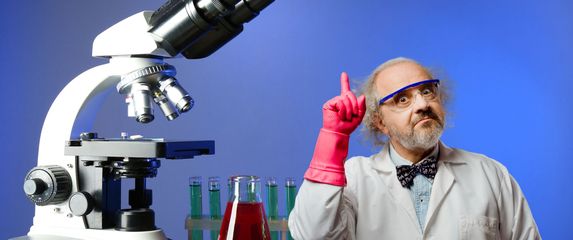 Laboratorij s opremom i znanstvenik koji proučava