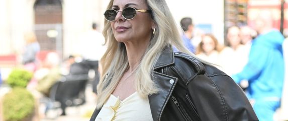 Ulična moda plavokosa dama u trapezicama i neboderkama sa zagrebačke špice - 4