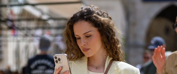 Šetnja Stradunom u bijeloj suknji