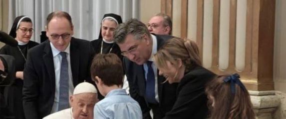 Andrej Plenković sa suprugom i djecom kod pape Franje - 2